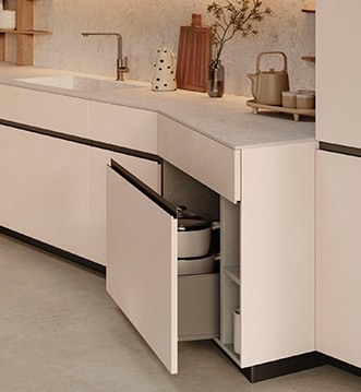 Snaidero Orbita kitchen island with aperitif counter